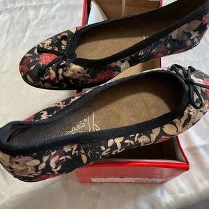 Aerosoles Black Floral Shoes
